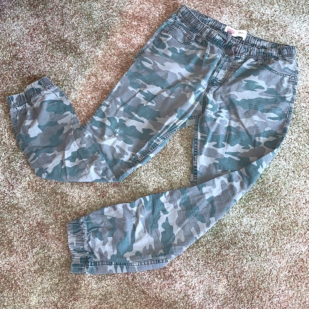 Camouflage jogger pants from Levi’s size XL
